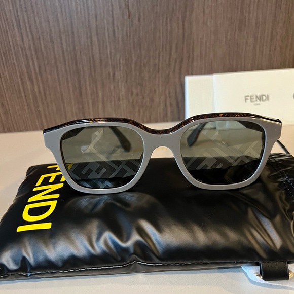 Fendi Accessories - Fendi Sunglasses. New ! FE 40077I
